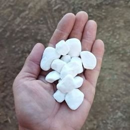 Galets blancs non polis, différents calibres, sacs de 20 kg